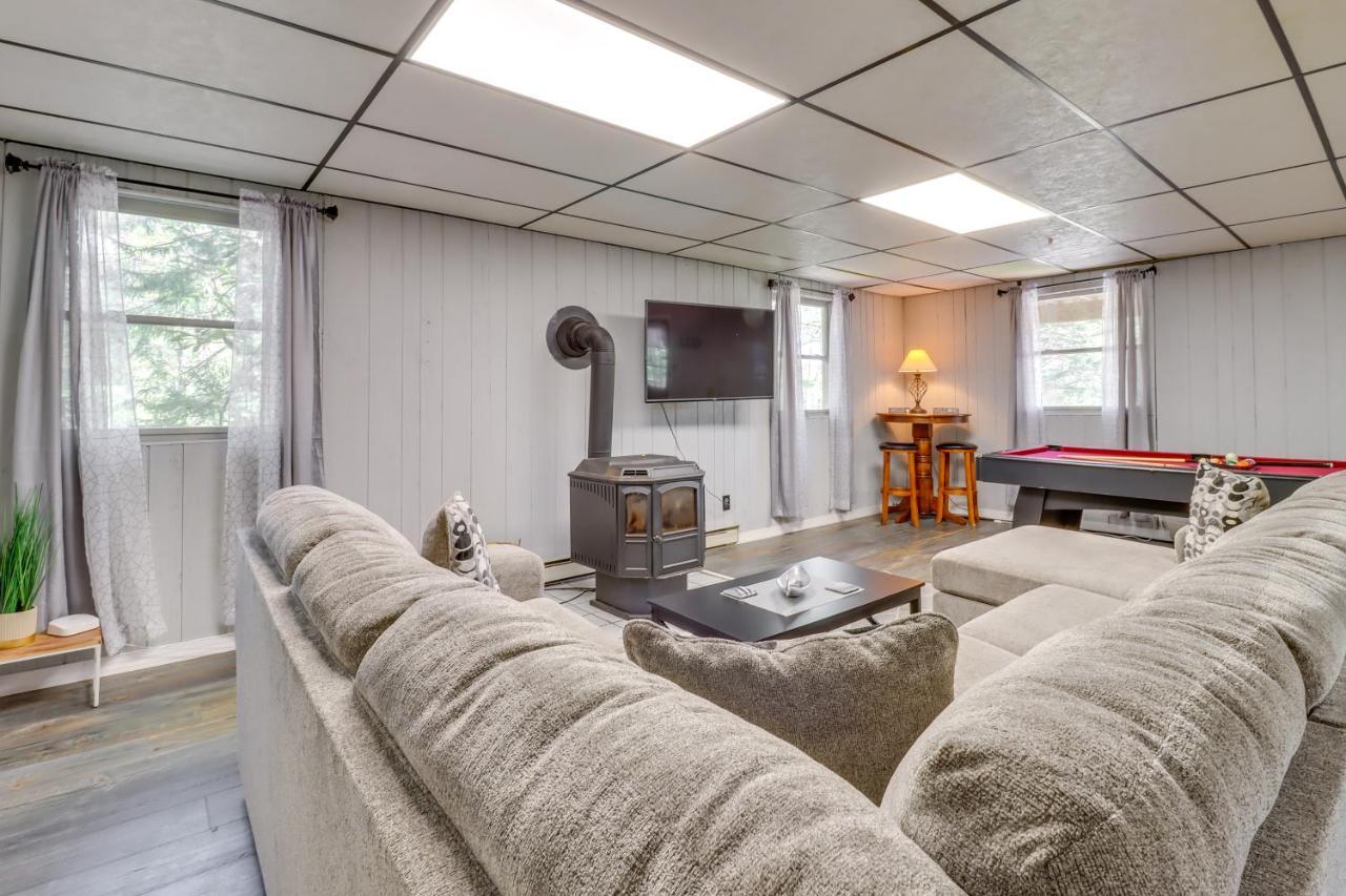 Lakefront Poconos Vacation Rental With Swim Dock! Long Pond Екстер'єр фото